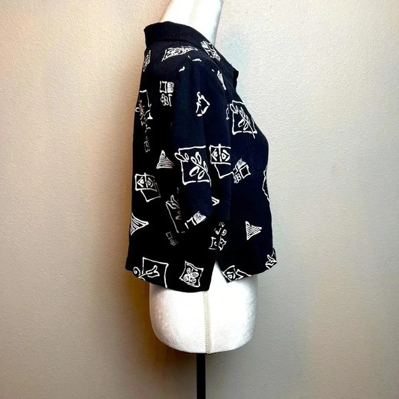 VINTAGE Notations button up crop top with black and white graphic print. - Picture 5 of 10